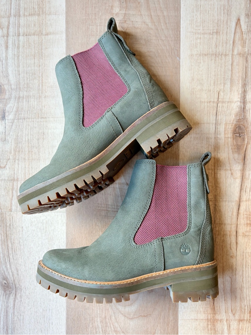 Timberland Women's Olive Green Courmayeur Valley Chelsea Boots Size 6.5
